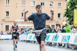 Zieleinlauf iWelt-Marathon 2016 - genau im Zeitplan